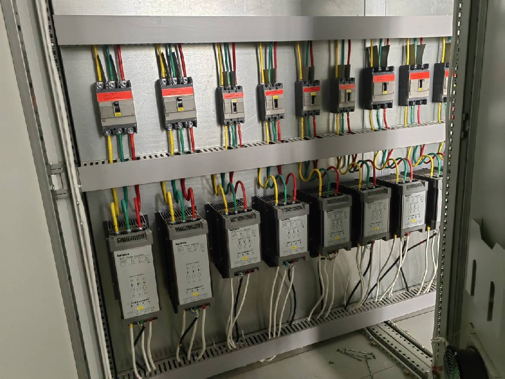 交流电力调解器和直流电力调解器的事情原理有哪些要害区别？？？