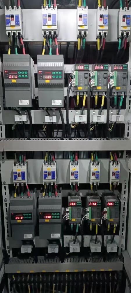 电力调解器在微电网系统中，，，，怎样协调差别能源发电单位的电力输出？？？