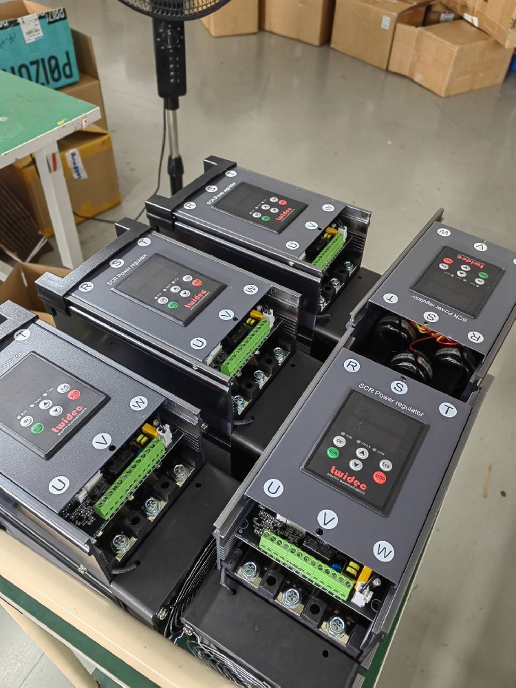 接入的电网电压波动凌驾电力调解器额定规模，，，该接纳什么步伐保；；ぷ氨覆槐凰鸹担？？